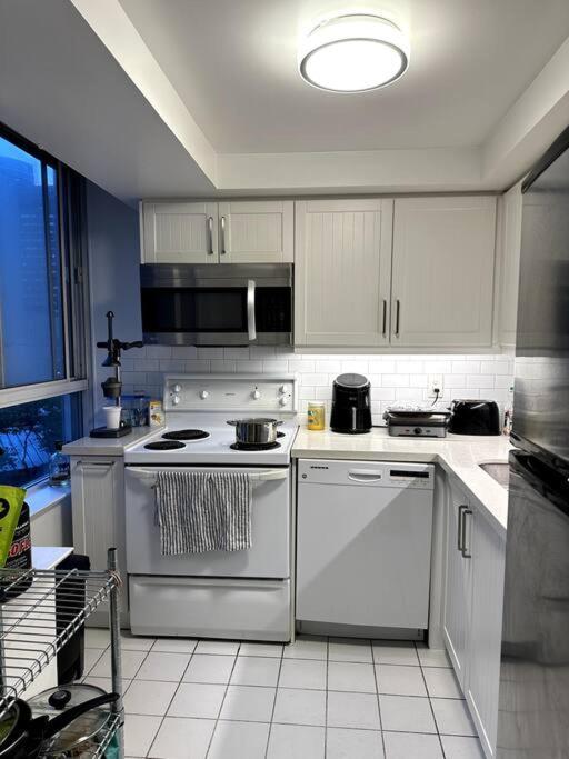 Best Location In Downtown- Walking To Eaton Centre, Nathan Phillips Square, Yonge-Dundas, Ikea,Transit Toronto Exterior foto